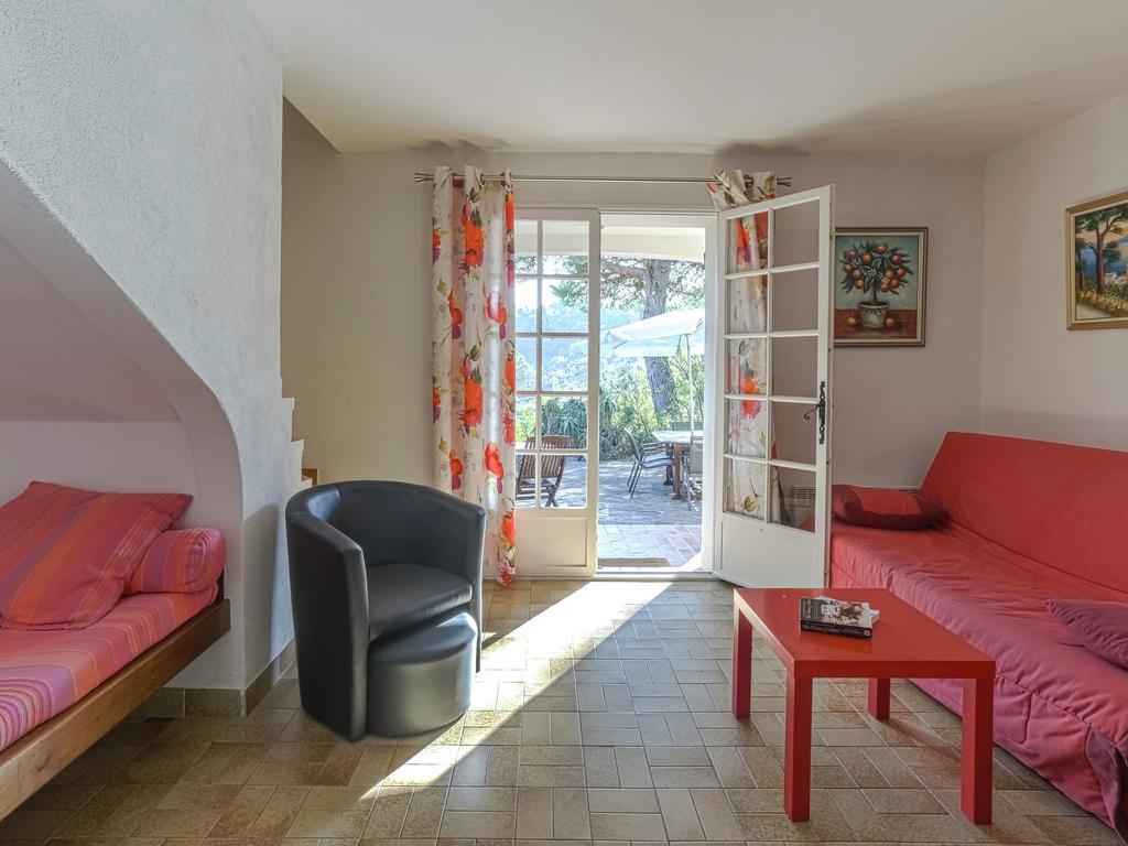 Snug Holiday Home In Bormes Les Mimosas With Pool Εξωτερικό φωτογραφία